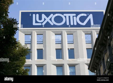 Luxottica signs a 10.